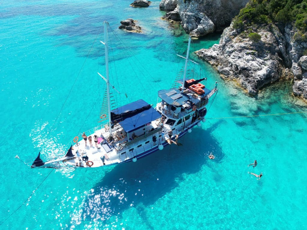 Ημερήσια κρουαζιέρα στα Γαλάζια Σπήλαια των Παξών